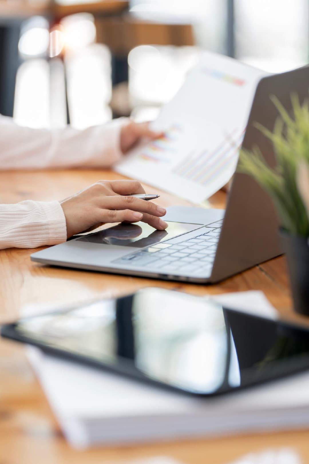 Profesional de seguros revisando datos de comparación de tarifas